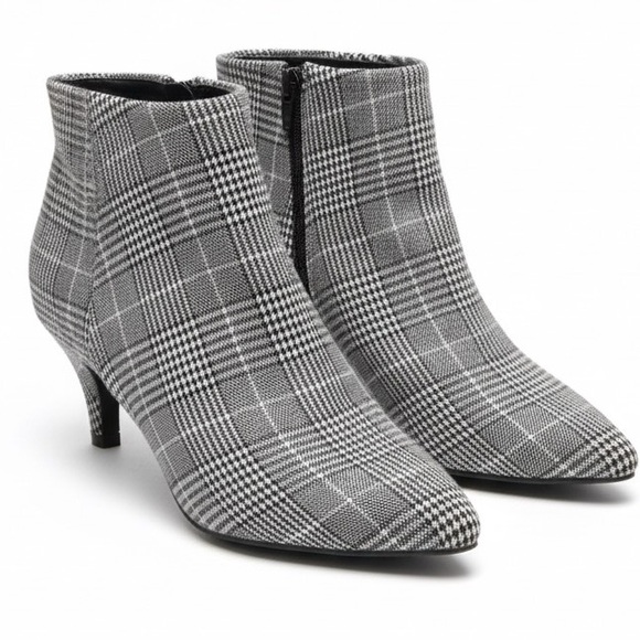 Simply Vera Vera Wang Shoes - Simply Vera Wang Black and White Plaid Ankle Boots Women’s size 6